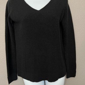Neiman Marcus The Cashmere Collection Black V-Neck long sleeve pullover Sz. S